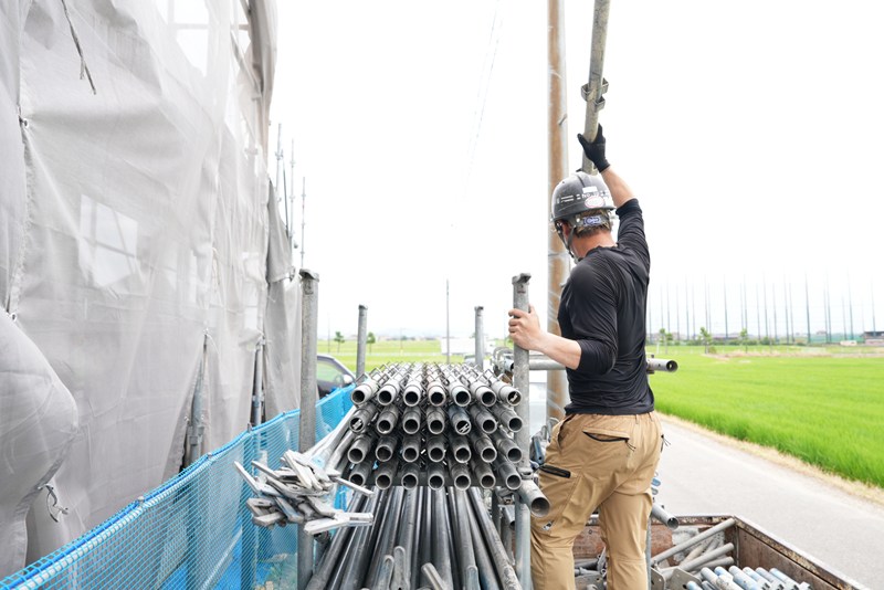 portrait-man-with-safety-equipment-side-view-carrying-ladder-web